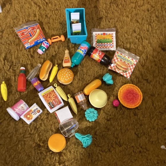 Barbie kitchen refrigerator and hutch plus coffee table. - Picture 7 of 7